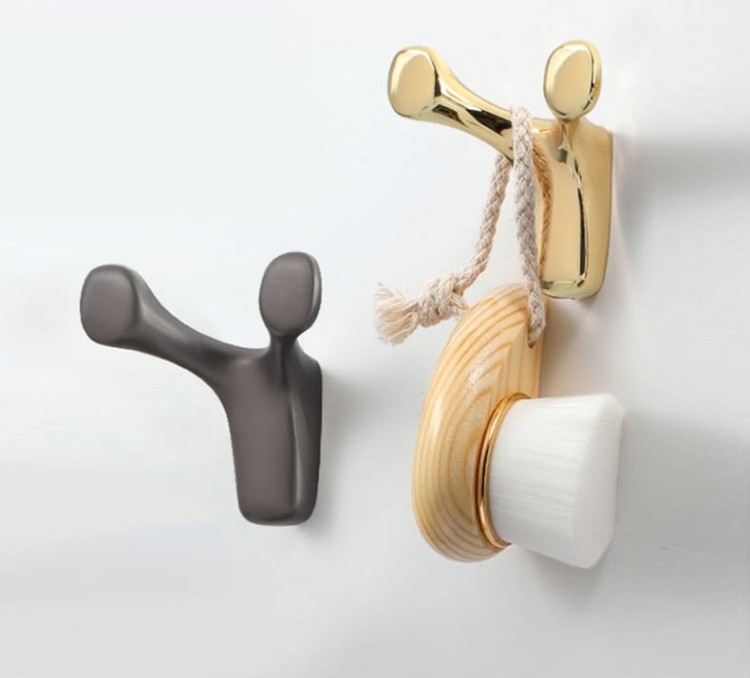 Wandhaken Dos – Design-Doppelhaken für Flur, Bad, Büro und Hotels. Aus robustem Metall, kratzfest. Farben: Gold, gebürstetes Gold, Schwarz und Perlgrau.