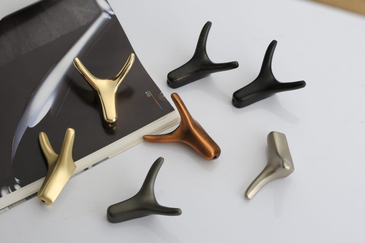 Wandhaken Tesia verbindet Funktionalität und Ästhetik – ideal für Flur, Bad, Küche, Garderobe und Büro. Farben: gebürstetes Braun, Dunkelbraun, Nickel, Perlgrau, Gold, gebürstetes Gold und Schwarz.