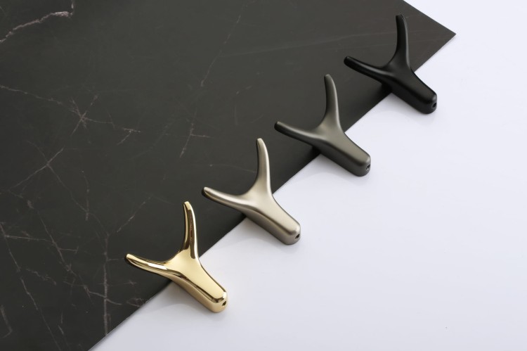 Wandhaken Tesia verbindet Funktionalität und Ästhetik – ideal für Flur, Bad, Küche, Garderobe und Büro. Farben: gebürstetes Braun, Dunkelbraun, Nickel, Perlgrau, Gold, gebürstetes Gold und Schwarz.