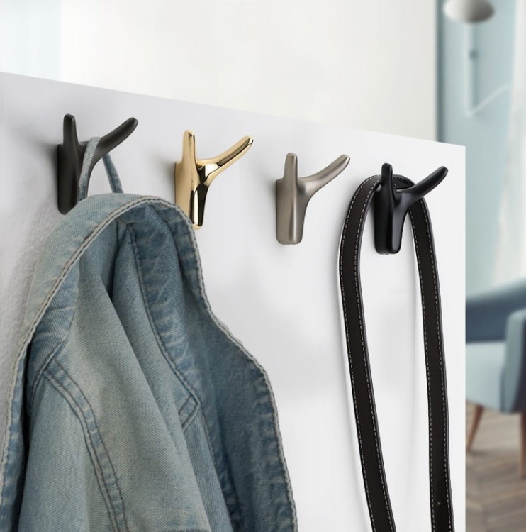 Wandhaken Tesia verbindet Funktionalität und Ästhetik – ideal für Flur, Bad, Küche, Garderobe und Büro. Farben: gebürstetes Braun, Dunkelbraun, Nickel, Perlgrau, Gold, gebürstetes Gold und Schwarz.