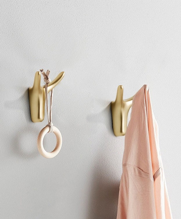 Wandhaken Tesia verbindet Funktionalität und Ästhetik – ideal für Flur, Bad, Küche, Garderobe und Büro. Farben: gebürstetes Braun, Dunkelbraun, Nickel, Perlgrau, Gold, gebürstetes Gold und Schwarz.