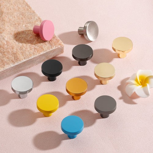 Möbelknopf Gloria – korrosionsbeständiger Metallknopf in vielen Farben: Glanzgold, gebürstetes Gold, Titanschwarz, Chrom, Nickel, Grau, Gelb, Schwarz, Rosa und Blau. Für moderne, klassische, Kinder- und skandinavische Möbel.