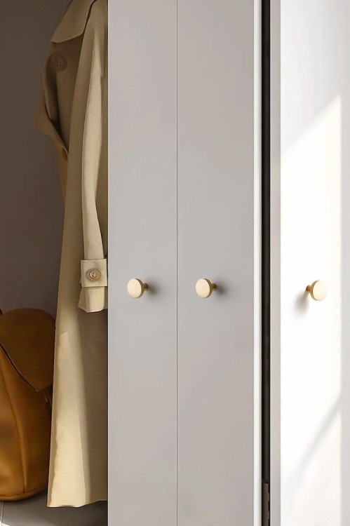 Möbelknopf Gloria – korrosionsbeständiger Metallknopf in vielen Farben: Glanzgold, gebürstetes Gold, Titanschwarz, Chrom, Nickel, Grau, Gelb, Schwarz, Rosa und Blau. Für moderne, klassische, Kinder- und skandinavische Möbel.