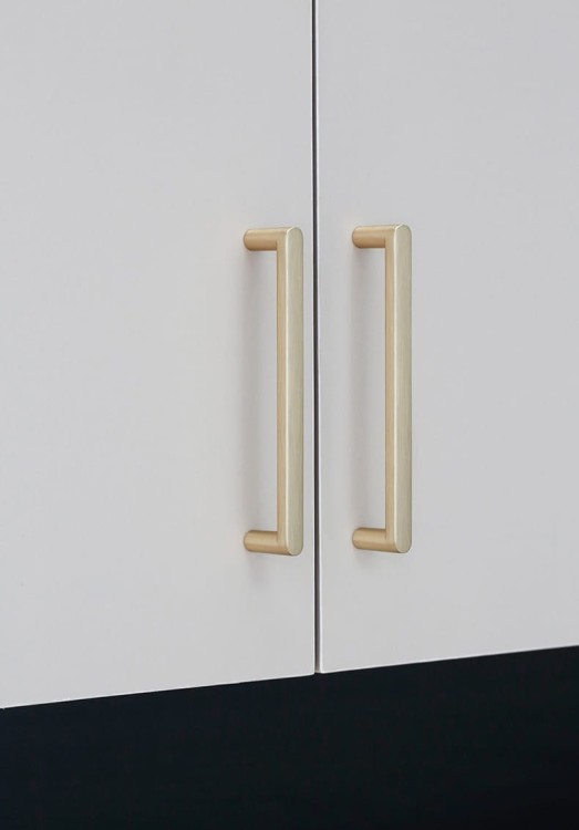 Uchwyt meblowy Vega – nowoczesny, minimalistyczny uchwyt w kolorach: czarnym, złotym szczotkowanym, nikiel szczotkowany i szary perłowy, w rozmiarach 128–256 mm, idealny do kuchni, komód, szaf, garderoby i łazienki.