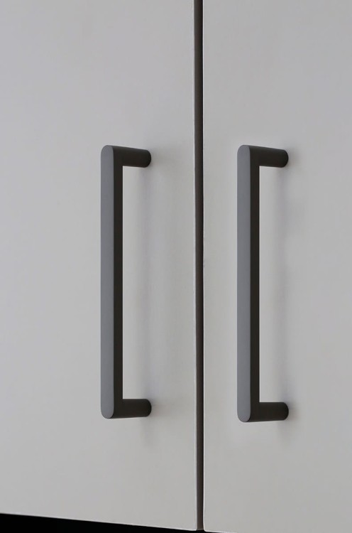 Uchwyt meblowy Vega – nowoczesny, minimalistyczny uchwyt w kolorach: czarnym, złotym szczotkowanym, nikiel szczotkowany i szary perłowy, w rozmiarach 128–256 mm, idealny do kuchni, komód, szaf, garderoby i łazienki.