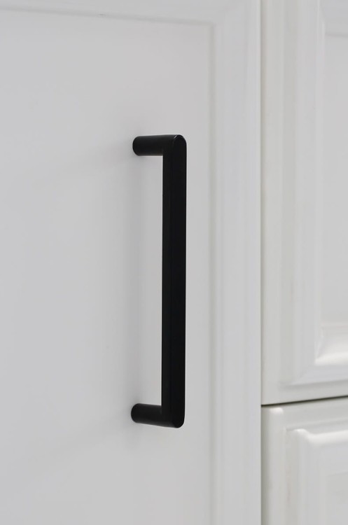 Uchwyt meblowy Vega – nowoczesny, minimalistyczny uchwyt w kolorach: czarnym, złotym szczotkowanym, nikiel szczotkowany i szary perłowy, w rozmiarach 128–256 mm, idealny do kuchni, komód, szaf, garderoby i łazienki.