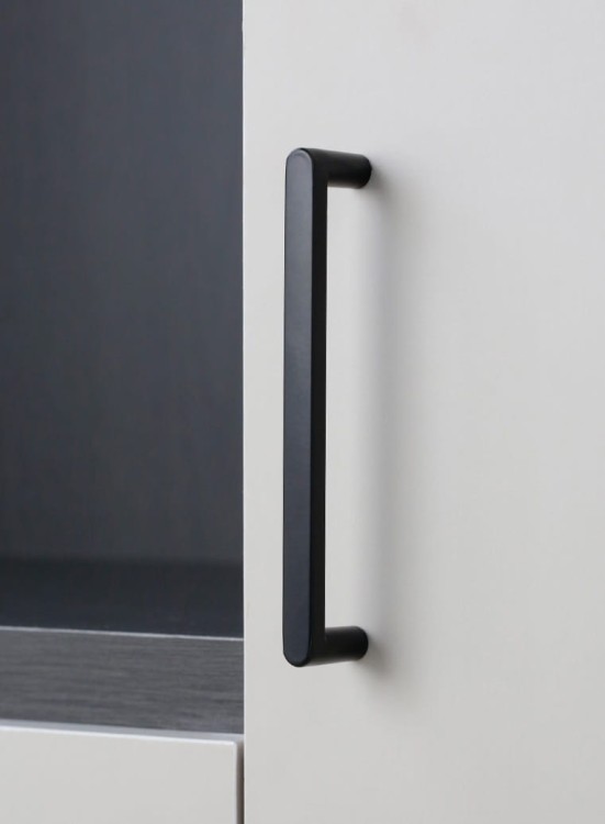 Uchwyt meblowy Vega – nowoczesny, minimalistyczny uchwyt w kolorach: czarnym, złotym szczotkowanym, nikiel szczotkowany i szary perłowy, w rozmiarach 128–256 mm, idealny do kuchni, komód, szaf, garderoby i łazienki.