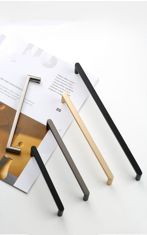 Uchwyt meblowy Vega – nowoczesny, minimalistyczny uchwyt w kolorach: czarnym, złotym szczotkowanym, nikiel szczotkowany i szary perłowy, w rozmiarach 128–256 mm, idealny do kuchni, komód, szaf, garderoby i łazienki.