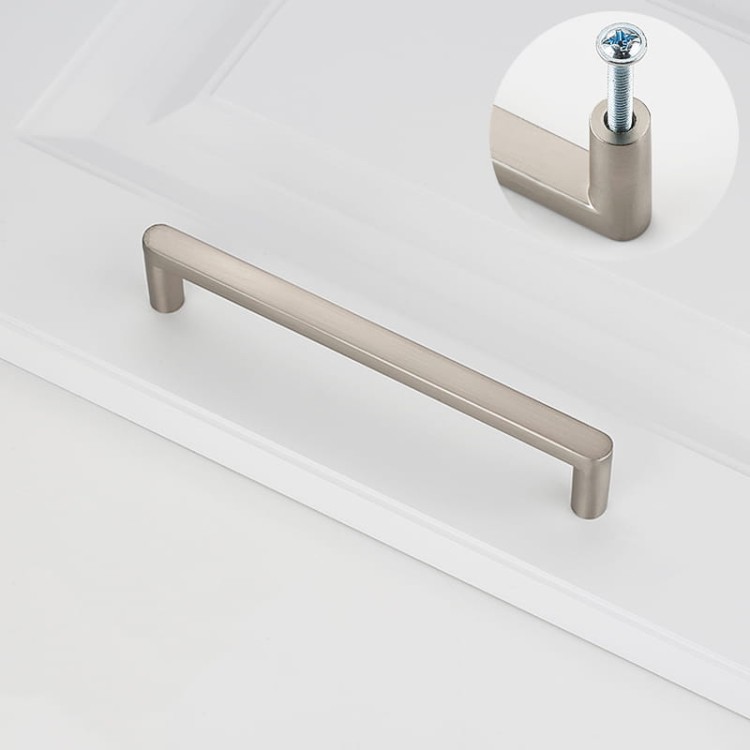Uchwyt meblowy Vega – nowoczesny, minimalistyczny uchwyt w kolorach: czarnym, złotym szczotkowanym, nikiel szczotkowany i szary perłowy, w rozmiarach 128–256 mm, idealny do kuchni, komód, szaf, garderoby i łazienki.