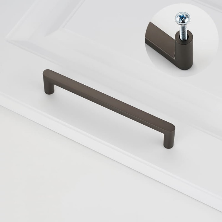 Uchwyt meblowy Vega – nowoczesny, minimalistyczny uchwyt w kolorach: czarnym, złotym szczotkowanym, nikiel szczotkowany i szary perłowy, w rozmiarach 128–256 mm, idealny do kuchni, komód, szaf, garderoby i łazienki.