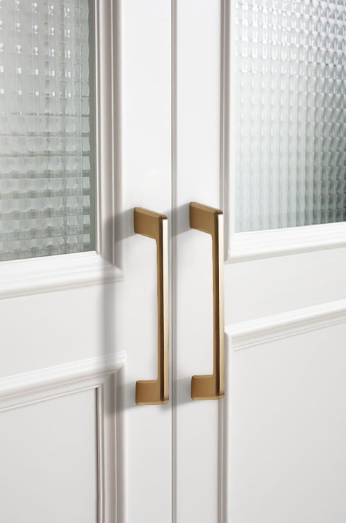 Möbelgriff Batuco – klassischer, schlichter und ergonomischer Griff in Perlgrau, Schwarz, gebürstetem Nickel, Gold und gebürstetem Gold. Größen 128–256 mm, ideal für moderne und klassische Möbel