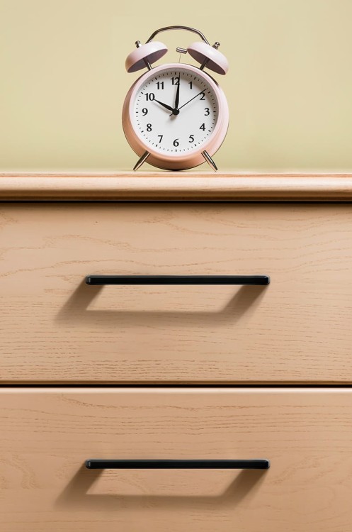 Möbelgriff Batuco – klassischer, schlichter und ergonomischer Griff in Perlgrau, Schwarz, gebürstetem Nickel, Gold und gebürstetem Gold. Größen 128–256 mm, ideal für moderne und klassische Möbel