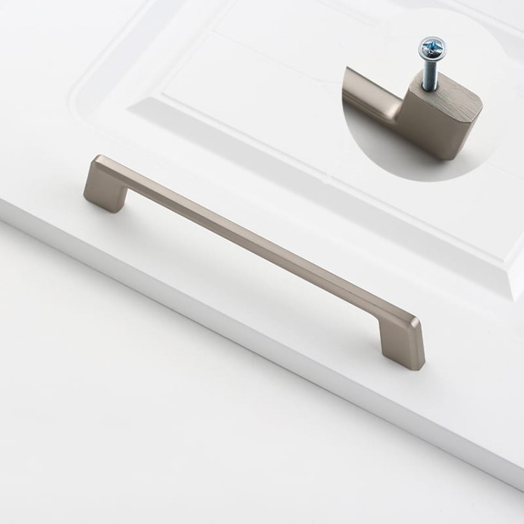 Möbelgriff Batuco – klassischer, schlichter und ergonomischer Griff in Perlgrau, Schwarz, gebürstetem Nickel, Gold und gebürstetem Gold. Größen 128–256 mm, ideal für moderne und klassische Möbel