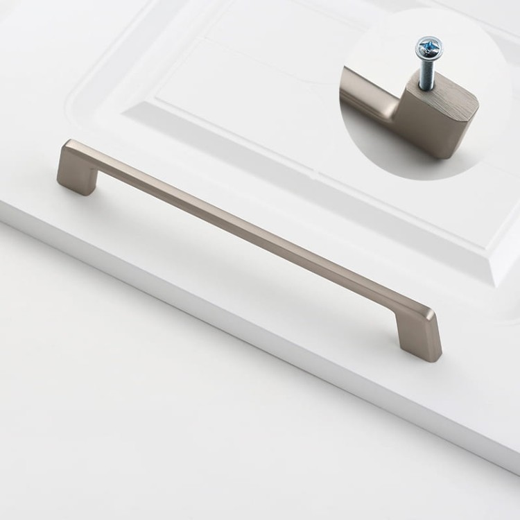 Möbelgriff Batuco – klassischer, schlichter und ergonomischer Griff in Perlgrau, Schwarz, gebürstetem Nickel, Gold und gebürstetem Gold. Größen 128–256 mm, ideal für moderne und klassische Möbel